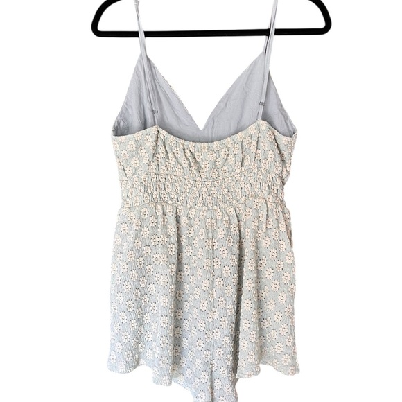 NWT New In Light Blue Floral Daisy Romper Size Small - Picture 5 of 7